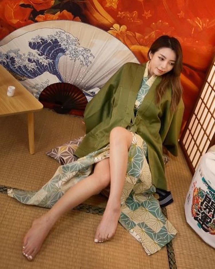 混血白嫩感“芸宝”邪恶视角解放 藏不住傲人双峰 [10P]