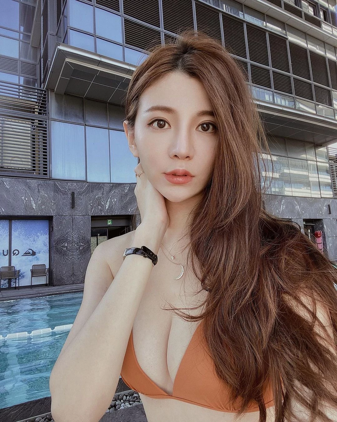 网美“寗寗” 精巧脸蛋萌甜诱惑 身材又饱满惹火 [10P]