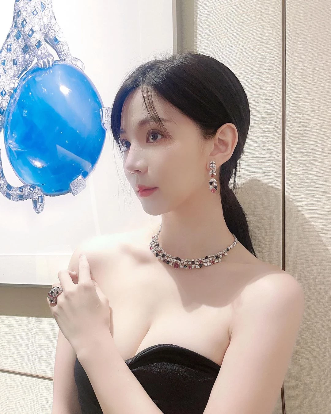 网美“寗寗” 精巧脸蛋萌甜诱惑 身材又饱满惹火 [10P]